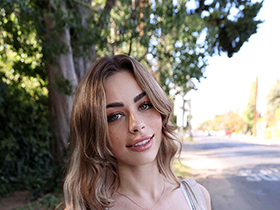 アイダホ州の豊かな自然で育った純朴なそばかす女子大生がまさかのAV出演!レニー(21歳) サンプル動画サムネイル